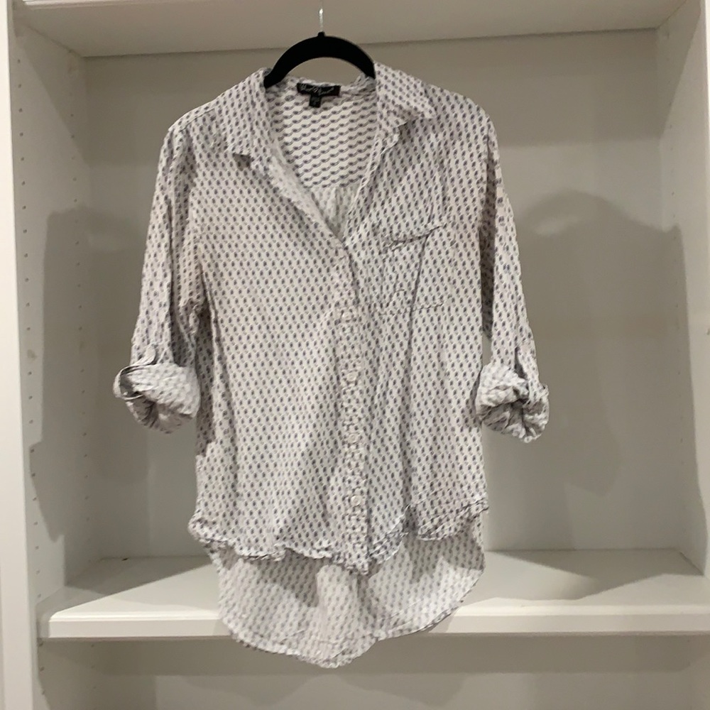 Size S soft and stretchy high-low collared top